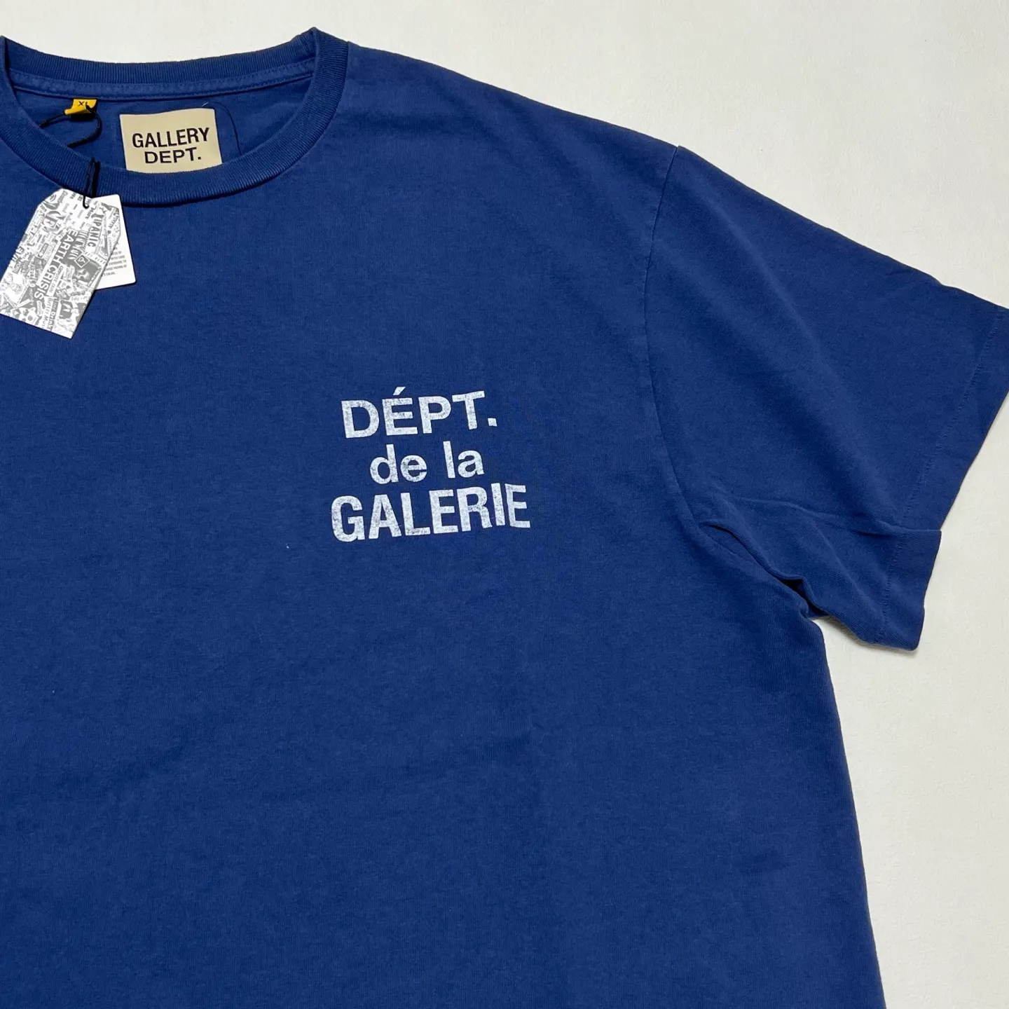 GALLERY DEPT. FRENCH TEE/NAVY New colors in stock Navy blue French LOGO short sleeves Washed blue S-XL Ready-made garments Asso special piece dyeing Rewashed water printing distressed treatment Cylindrical fabric without side seams Non-open version Original development Complete accessories/matching Details in place